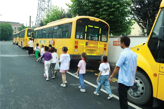 9博体育争做文明有礼天津人 交警向外卖小哥送出夏季交通安全提示