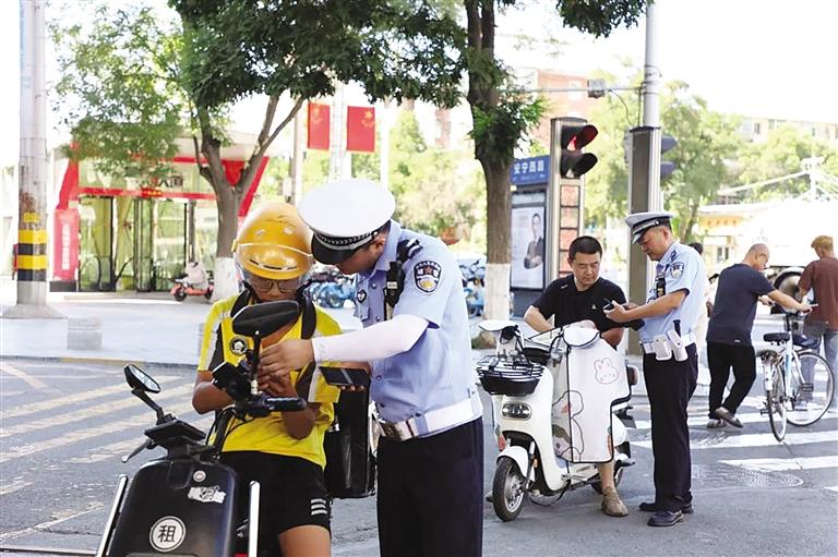 9博体育南沙 横沥镇快速响应群众诉求清理路边杂草确保交通安全