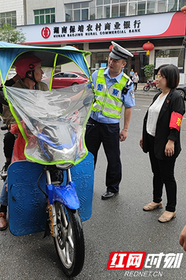 9博体育泰安交警城西大队：交通安全进社区 普法送法暖民心