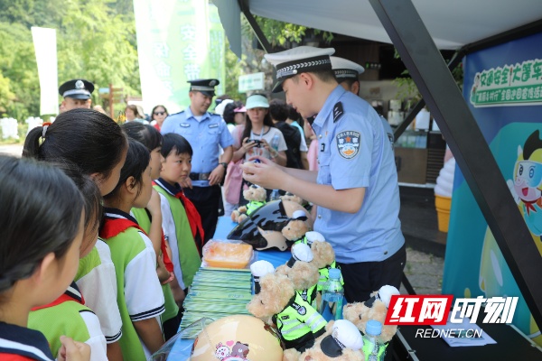 9博体育泰安交警城东大队全力夯实夏季道路交通安全防线